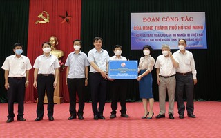 Đoàn công tác Thành ủy TP HCM thăm, tặng quà cho người dân Quảng Ngãi