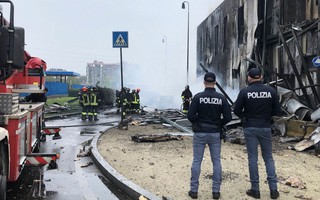 Đang bay, máy bay đâm sầm vào tòa nhà ở Ý