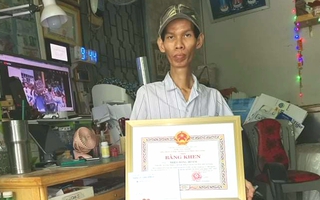 Chàng trai khuyết tật mê tre được Chủ tịch UBND tỉnh khen thưởng
