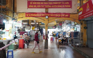 Chợ Bến Thành thưa thớt khách hàng trong ngày đầu mở cửa