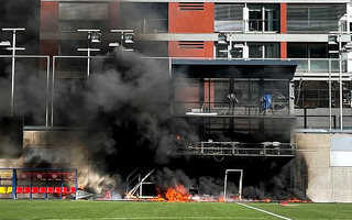 Cháy lớn sân đá World Cup, dàn sao tuyển Anh hoảng hốt