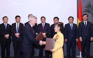 Thủ tướng chứng kiến ký kết, trao 26 thỏa thuận hợp tác Việt Nam-Anh trị giá hàng tỉ USD