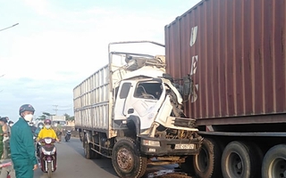 Tông phía sau xe container, tài xế xe tải tử vong trong cabin