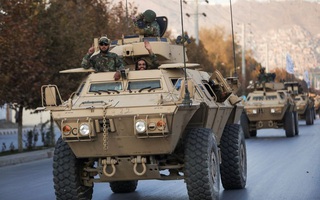 Taliban diễu binh khoe “đồ xịn” của Mỹ