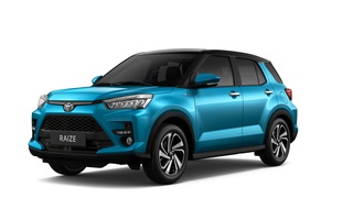 Thị trường ôtô khó khăn, Toyota vẫn tung chiêu "bán bia kèm lạc"