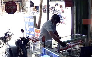 Camera ghi nhanh gã đàn ông trộm điện thoại ở Bình Thạnh, TP HCM