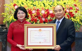 Trao tặng nguyên Phó Chủ tịch nước Đặng Thị Ngọc Thịnh Huân chương Độc lập