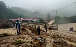 Quảng Nam: Mưa lớn sạt lở nhiều nơi, thót tim cảnh khiêng xe máy vượt lũ dữ