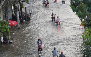 Khu trung tâm TP HCM cũng ngập, dân mong dự án ngăn triều