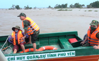 Vượt lũ cứu 6 người chăn bò… giữa sông Ba