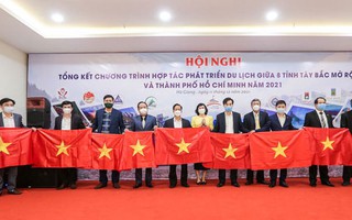 Báo Người Lao Động trao tặng 65.000 lá cờ Tổ quốc tại 8 tỉnh miền núi phía Bắc