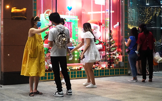 VIDEO: Giới trẻ TP HCM đón Noel sớm, đeo khẩu trang vẫn hào hứng chụp hình