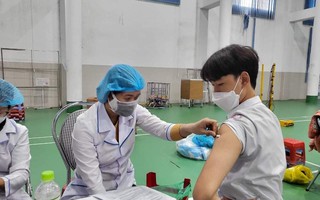 Nam học sinh Quảng Nam tiêm liên tiếp 2 mũi vắc-xin Pfizer