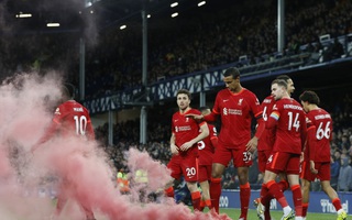 Liverpool đại thắng derby Merseyside, đua tam mã Ngoại hạng Anh