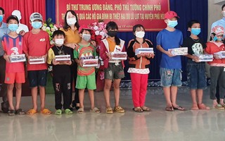 Tặng tập vở cho học sinh vùng lũ Phú Yên