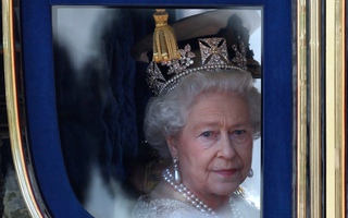 Đón Giáng sinh "chỗ lạ", Nữ hoàng Anh có "khách không mời"