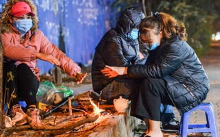 CLIP: Đốt lửa sưởi ấm trong đêm giá rét 10 độ C ở Hà Nội
