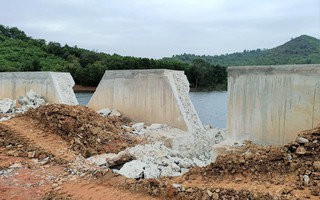 Đập gần 9 tỉ đồng chưa bàn giao đã nứt: Phát hiện 6 vết nứt trên tường chắn sóng