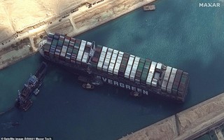 Chủ siêu tàu mắc kẹt ở kênh đào Suez đang chờ "trời giúp"