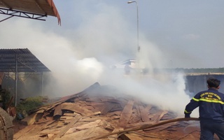 Bình Phước: Cháy kho chứa gỗ trong khuôn viên Chi cục Hải quan Hoàng Diệu