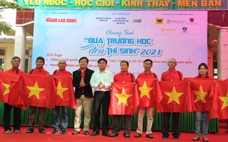 Ngư dân Phú Yên nhận cờ từ Chương trình "Một triệu lá cờ Tổ quốc cùng ngư dân bám biển"