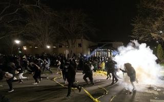 Cảnh sát Mỹ đụng độ người biểu tình sau khi bắn chết thanh niên da màu