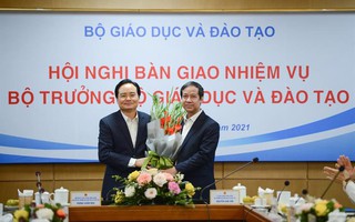 Ông Phùng Xuân Nhạ bàn giao nhiệm vụ cho tân Bộ trưởng Nguyễn Kim Sơn