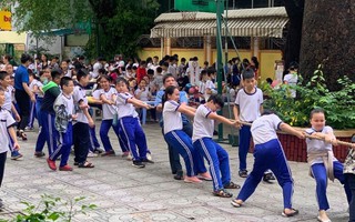 Trường Tiểu học Nguyễn Bỉnh Khiêm: Học sinh nhảy sạp, ném còn... ngay sân trường