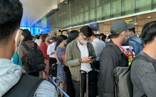 Dòng người "nghẹt thở" vượt qua cửa an ninh sân bay Tân Sơn Nhất