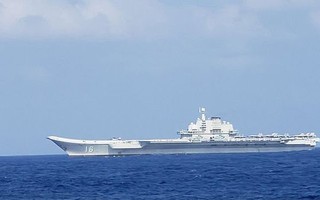 Tàu khu trục Mỹ bám sát tàu sân bay Trung Quốc trên biển Đông