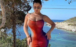 Demi Rose “bốc lửa” với vòng ba ấn tượng