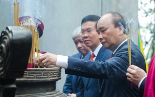 CLIP: Chủ tịch nước Nguyễn Xuân Phúc dâng hương tưởng niệm các vua Hùng