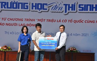 Báo Người Lao Động trao tặng ngư dân Bình Thuận 2.000 lá cờ Tổ quốc