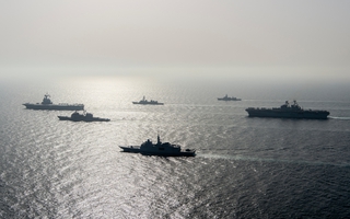Hải quân Mỹ bắn cảnh cáo tàu Iran khi bị áp sát
