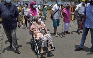 Ấn Độ ghi nhận thêm gần 390.000 ca nhiễm, nhiều bang hết vắc-xin