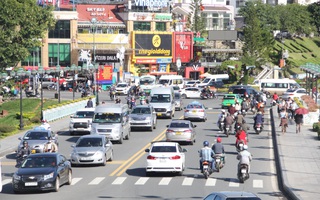 Mất 20 giờ chưa tới Đà Lạt do kẹt xe kinh hoàng ở đèo Bảo Lộc, Quốc lộ 20