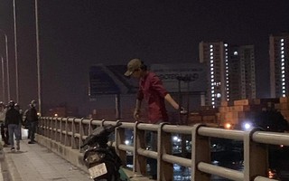 CLIP: Ớn lạnh 1 người treo lơ lửng ở lan can cầu Đồng Nai lúc nửa đêm