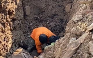 Thực hư vụ đào được người đàn ông dưới hố sâu 2 m ở Hà Nội