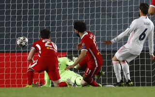 "Thần đồng" Vinicius lập cú đúp, Real Madrid đặt một chân vào bán kết Champions League