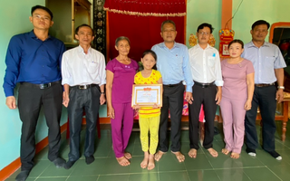Học sinh lớp 2 trả lại 20 triệu đồng: Chủ tịch huyện Tiên Phước tặng giấy khen