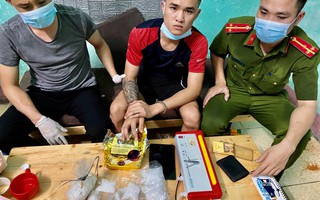 Kẻ buôn ma túy từ trong "boong-ke" thả chó dữ cắn 2 cảnh sát bị thương
