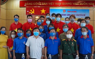 Báo Người Lao Động tặng cờ Tổ quốc, khẩu trang, nước rửa tay phòng dịch Covid-19 tại quận 12