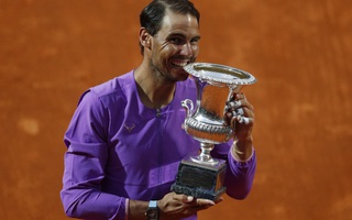 Rafael Nadal vượt mặt Roger Federer