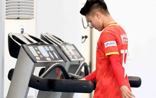 CLIP: Quang Hải được các bác sĩ hướng dẫn tập hồi phục tại phòng gym