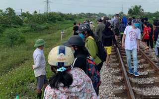 Vụ ôm thi thể con nằm trên đường tàu: Người mẹ bị điều tra về tội “Giết người”