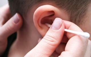Thực hư chuyện trẻ nhỏ không cần ngoáy tai?