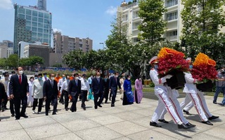 Chủ tịch nước cùng lãnh đạo TP HCM dâng hoa, dâng hương Chủ tịch Hồ Chí Minh