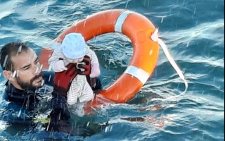 Thót tim hình ảnh em bé di cư được vớt lên từ biển lạnh giá
