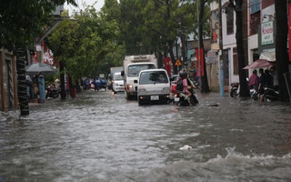 Cận cảnh ngập sâu ở TP Thủ Đức trong cơn mưa chiều 21-5