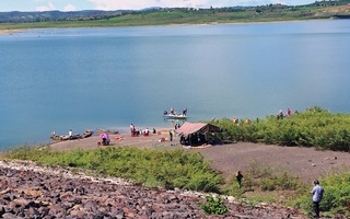 Chìm tàu khai thác cát, 1 người mất tích trên hồ thủy điện Đại Ninh